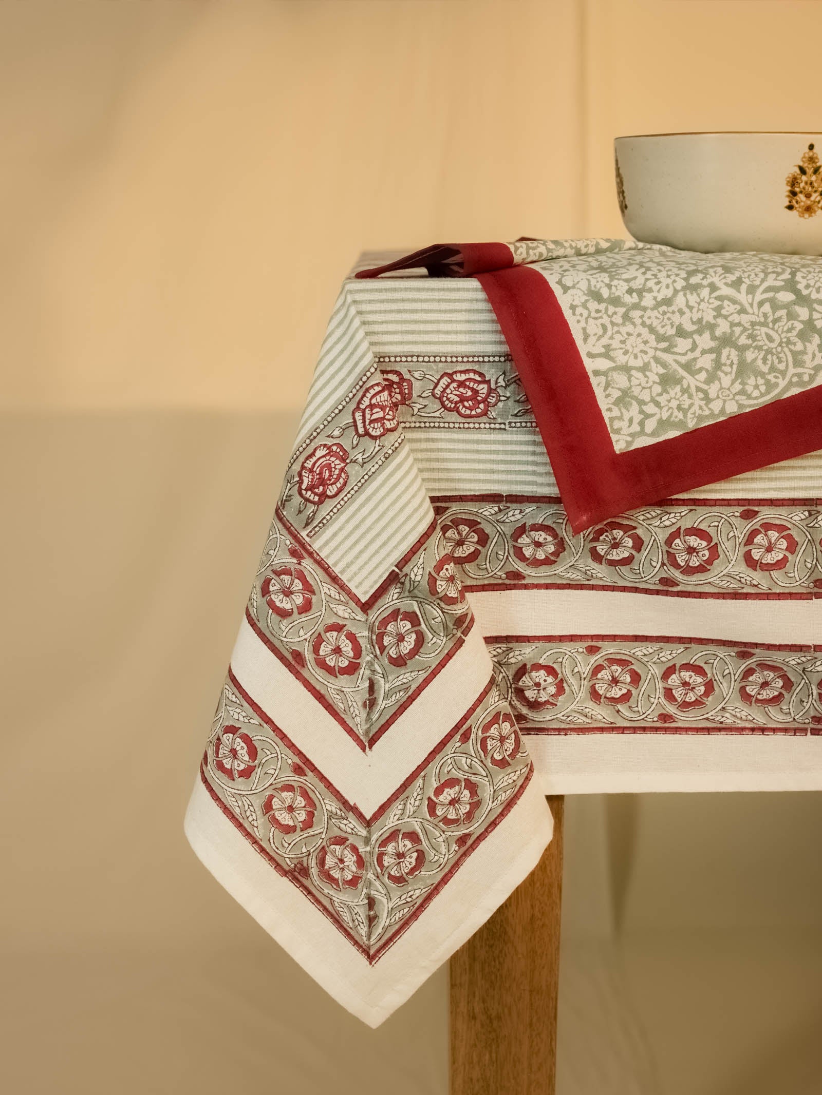 Dream of Rubies Table Cover