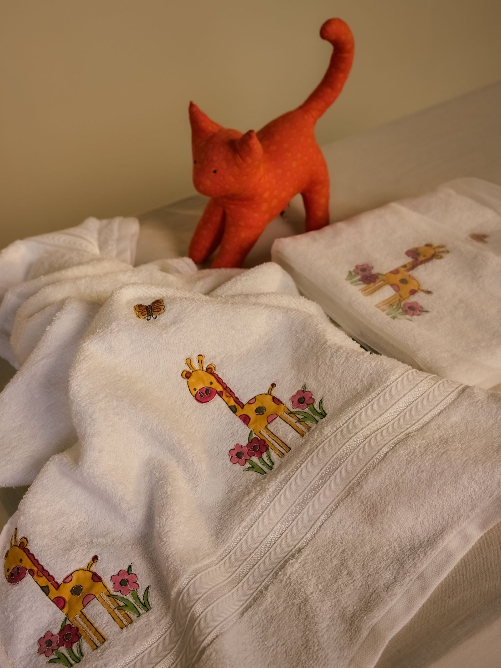 Giraffe With Flowers Towel