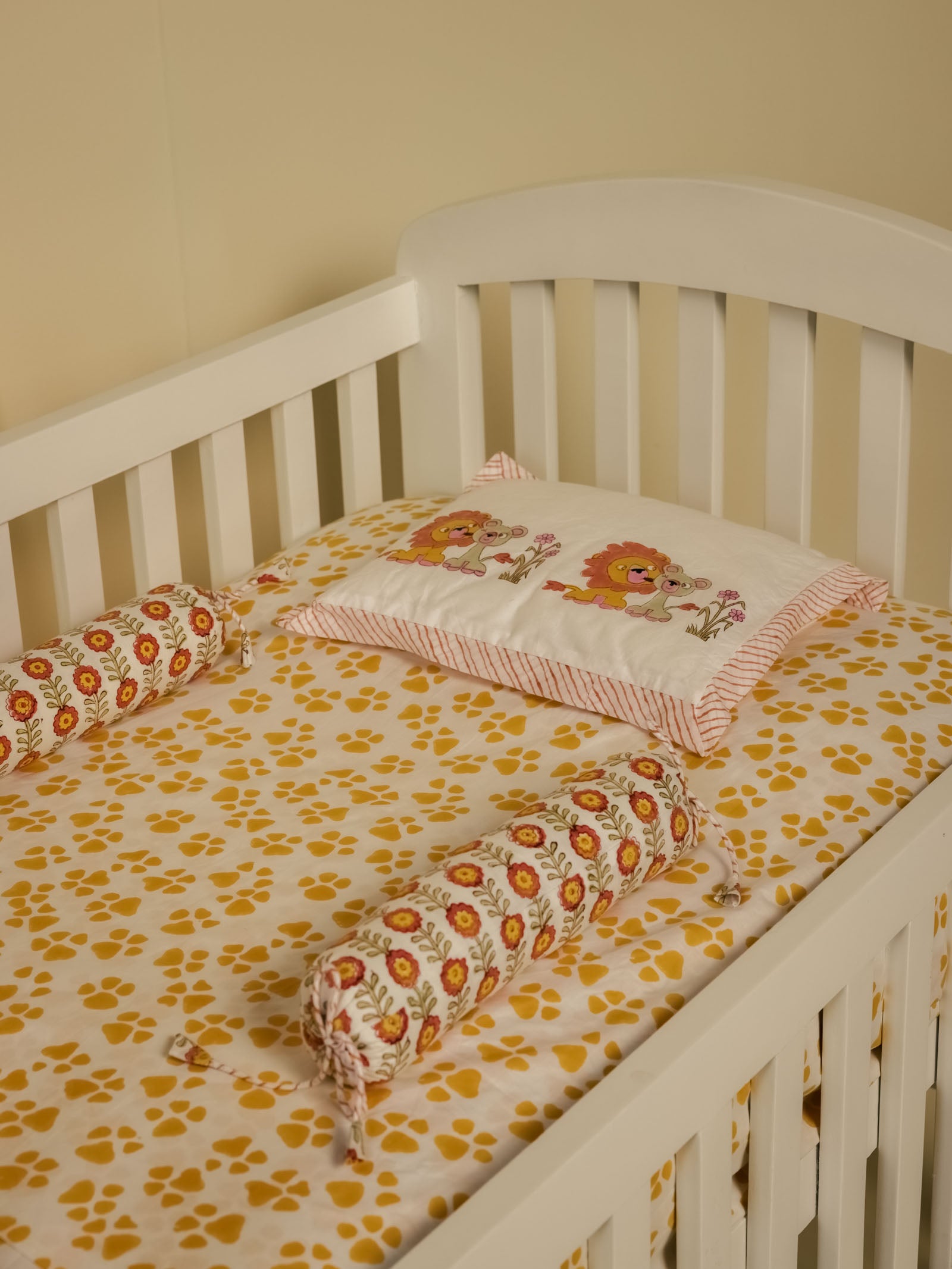 Lion Kisses Crib Set