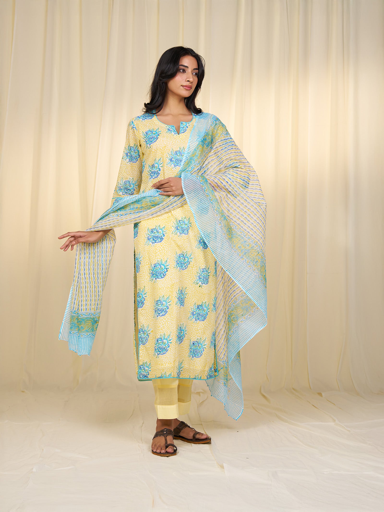 Neela Peela Kota Dupatta