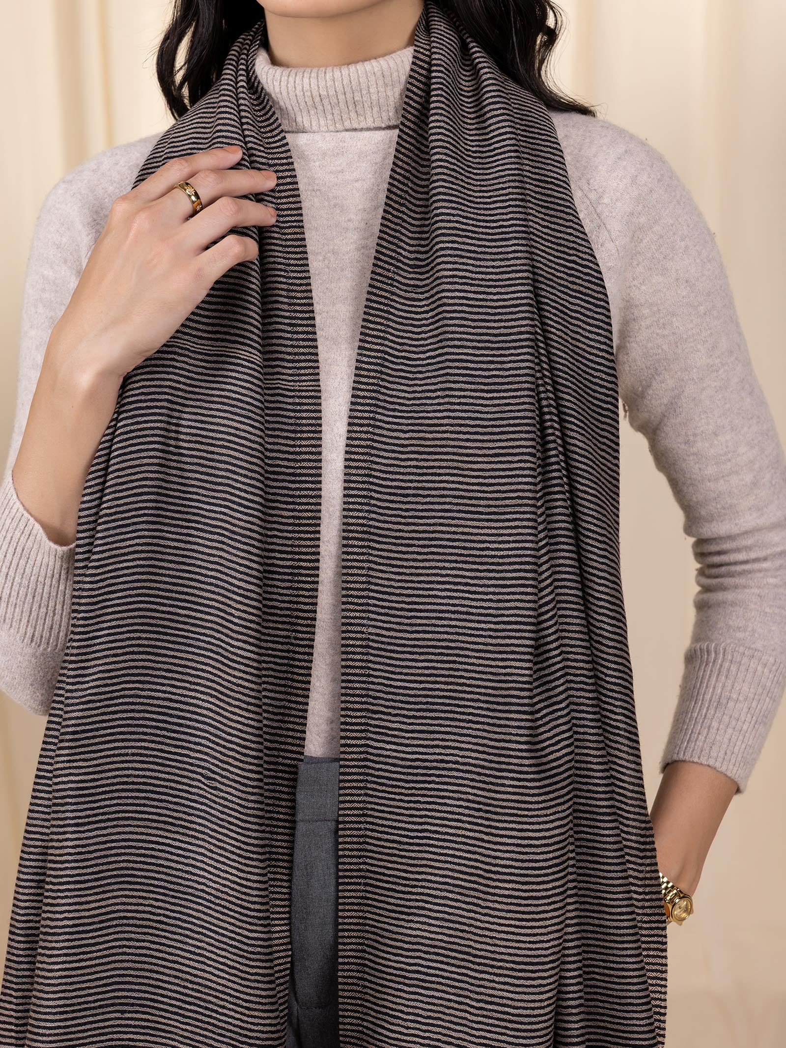Woollen Kanni Stole - Black