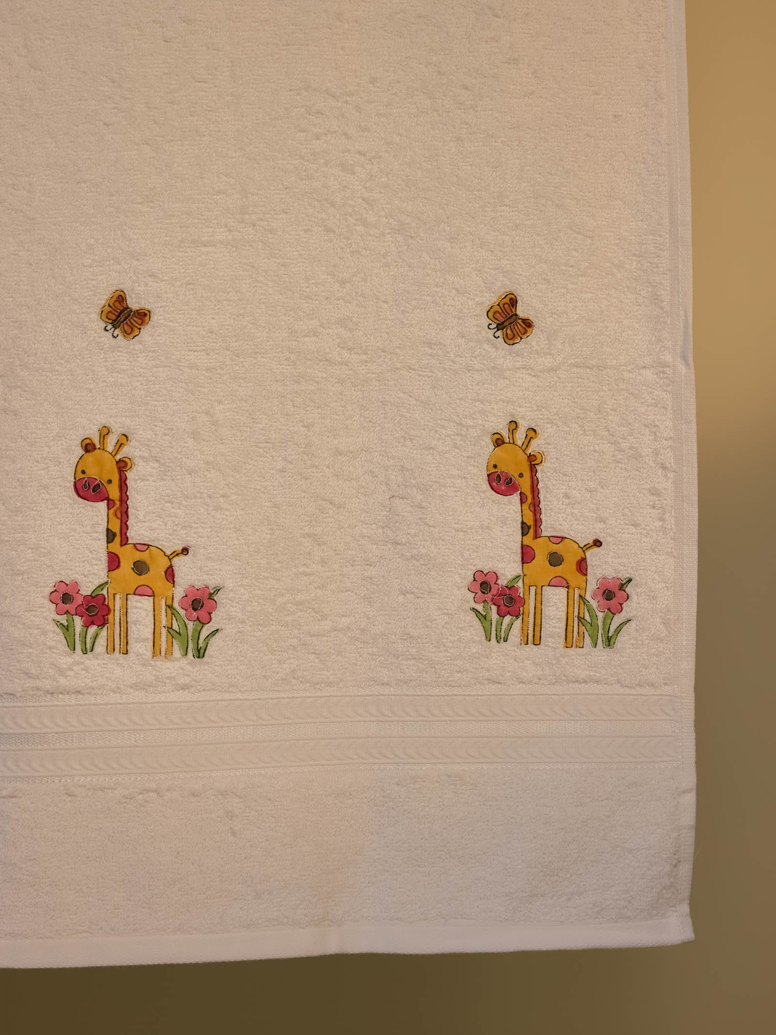 Giraffe With Flowers Towel