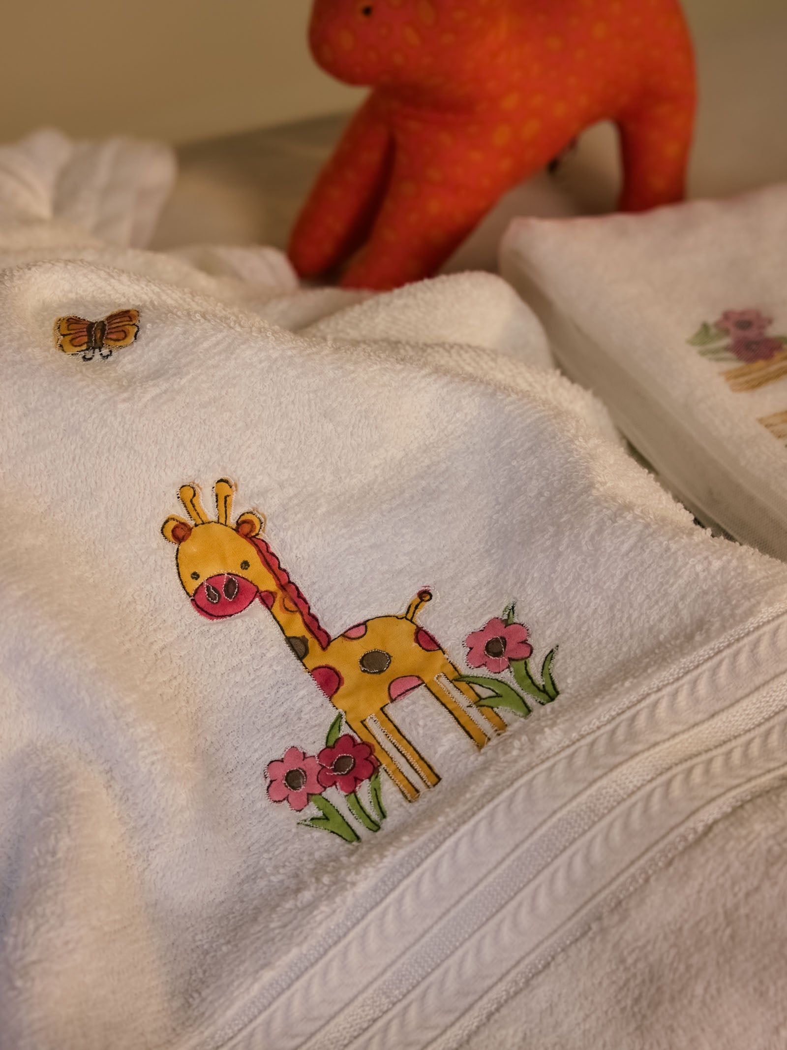 Giraffe With Flowers Towel