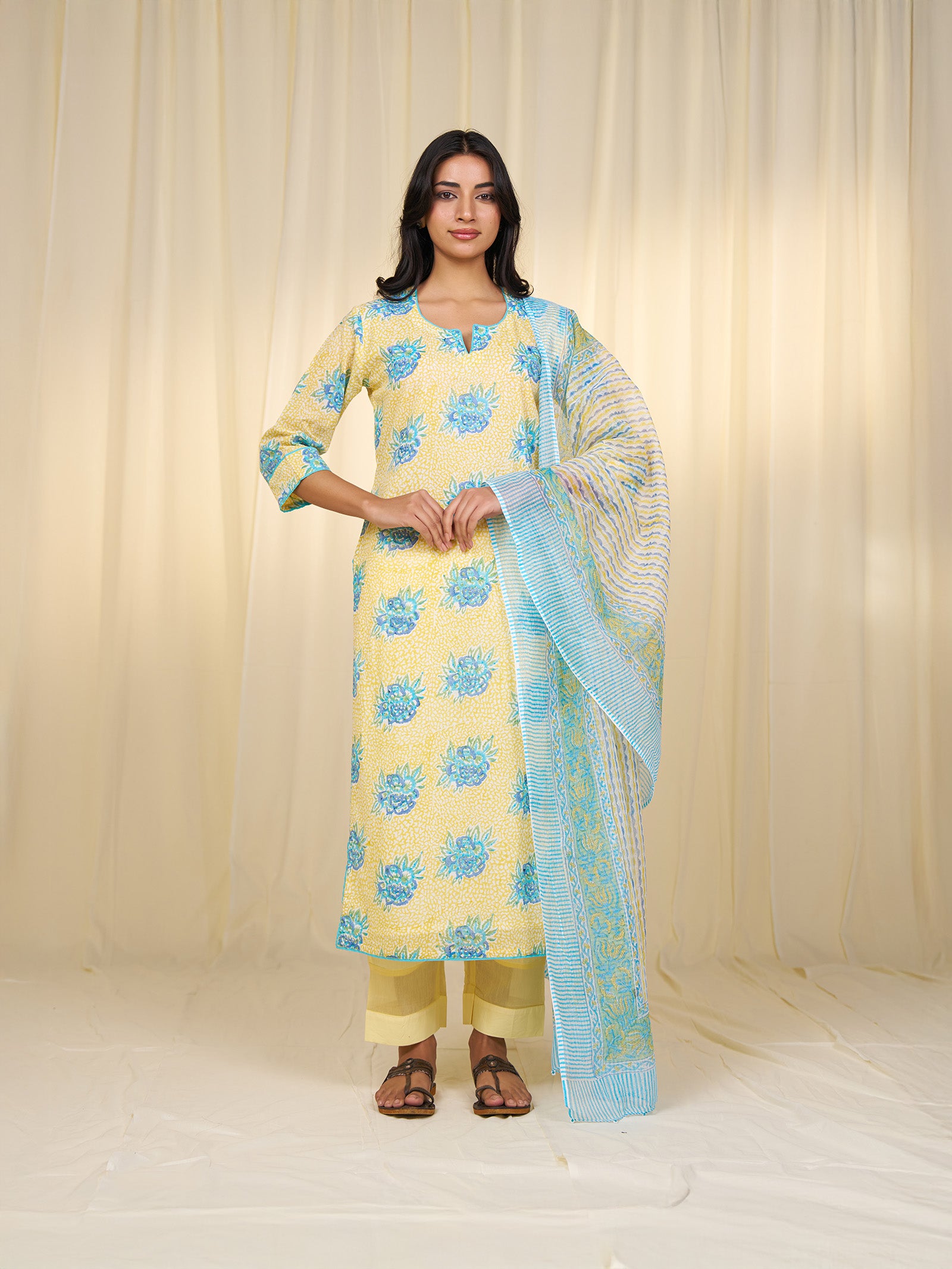 Neela Peela Kota Dupatta