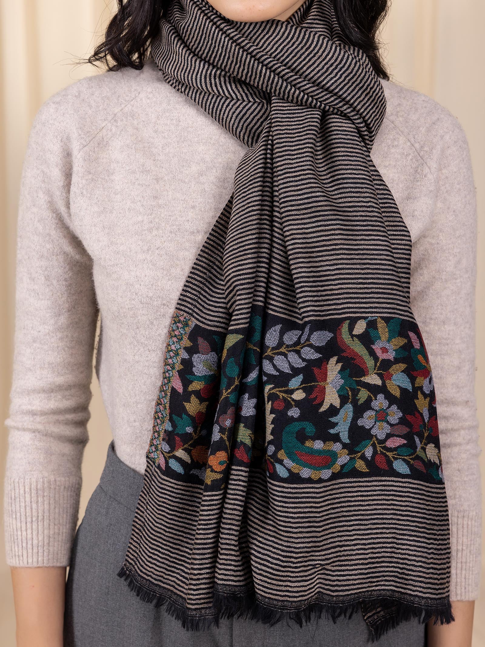 Woollen Kanni Stole - Black